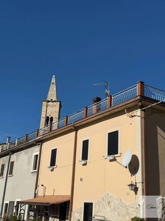 casa indipendente in vendita a Sulmona in zona Badia/Bagnaturo