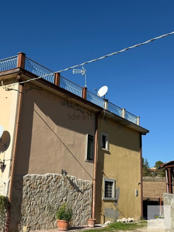 casa indipendente in vendita a Sulmona in zona Badia/Bagnaturo