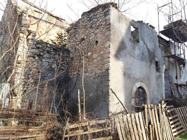 casa indipendente in vendita a Sulmona in zona Arabona