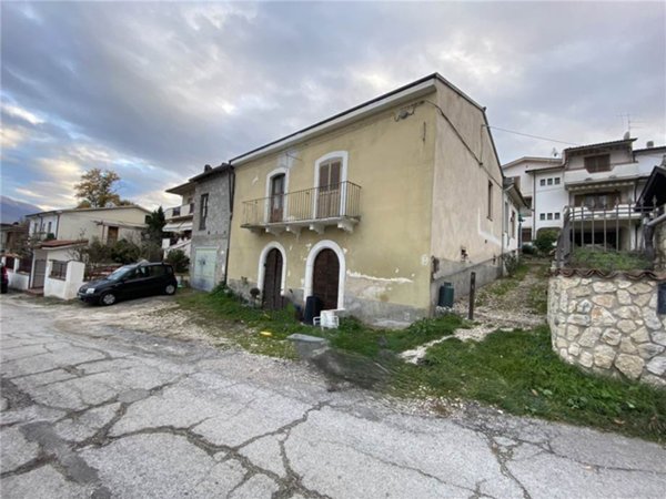 casa indipendente in vendita a Sulmona in zona Albanese