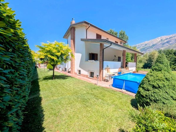 casa indipendente in vendita a Sulmona in zona Badia/Bagnaturo