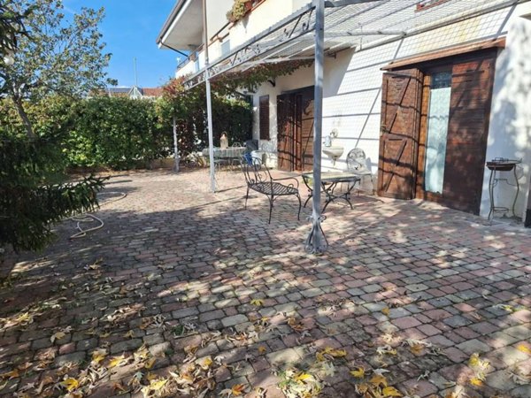casa indipendente in vendita a Sulmona in zona Marane
