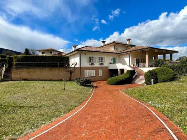 casa indipendente in vendita a Sulmona in zona Albanese