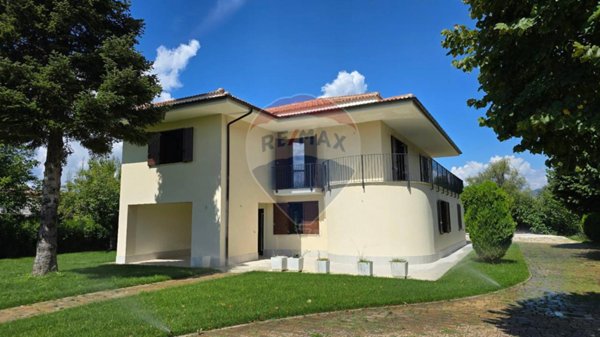 casa indipendente in vendita a Sulmona in zona Badia/Bagnaturo