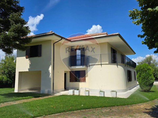 casa indipendente in vendita a Sulmona in zona Badia/Bagnaturo