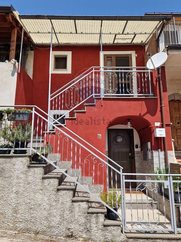 casa indipendente in vendita a Sulmona in zona Badia/Bagnaturo