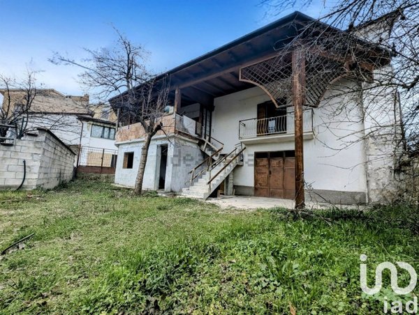casa indipendente in vendita a Sulmona in zona Badia/Bagnaturo