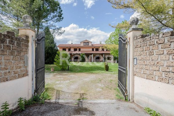 casa indipendente in vendita a Sulmona in zona Arabona