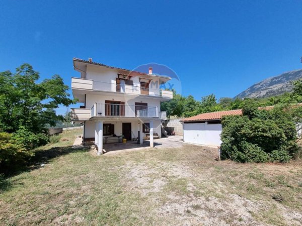 casa indipendente in vendita a Sulmona in zona Badia/Bagnaturo