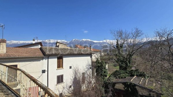 casa indipendente in vendita a Sulmona in zona Albanese
