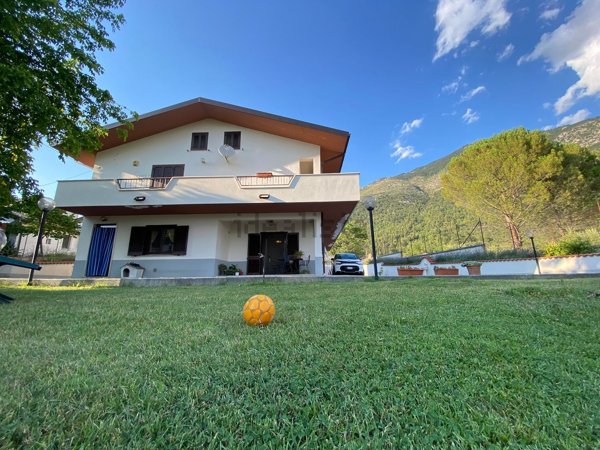 casa indipendente in vendita a Sulmona in zona Badia/Bagnaturo