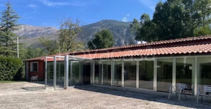 negozio in vendita a Sulmona in zona Badia/Bagnaturo