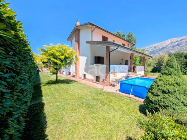 casa indipendente in vendita a Sulmona in zona Badia/Bagnaturo
