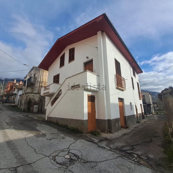casa indipendente in vendita a Sulmona in zona Badia/Bagnaturo