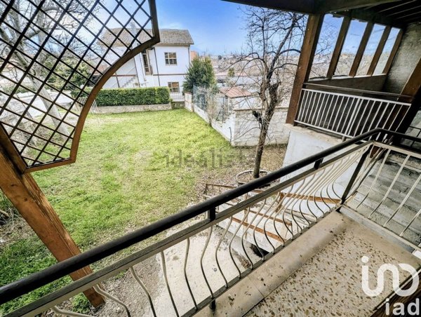 casa indipendente in vendita a Sulmona in zona Badia/Bagnaturo