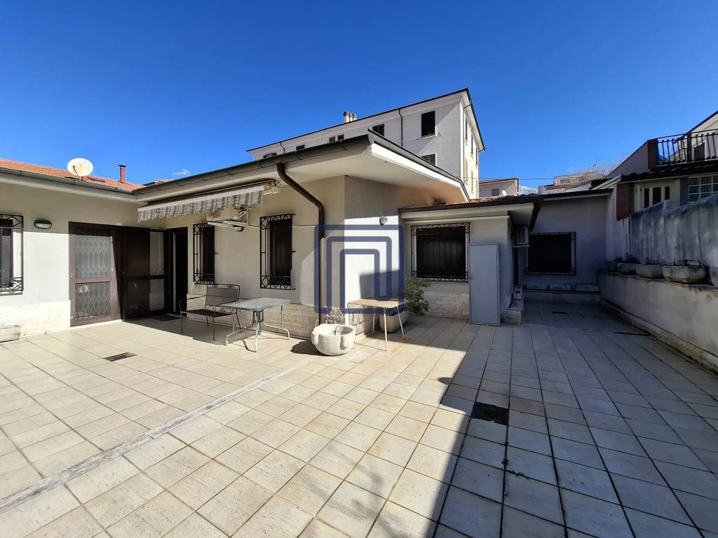 casa indipendente in vendita a Sulmona