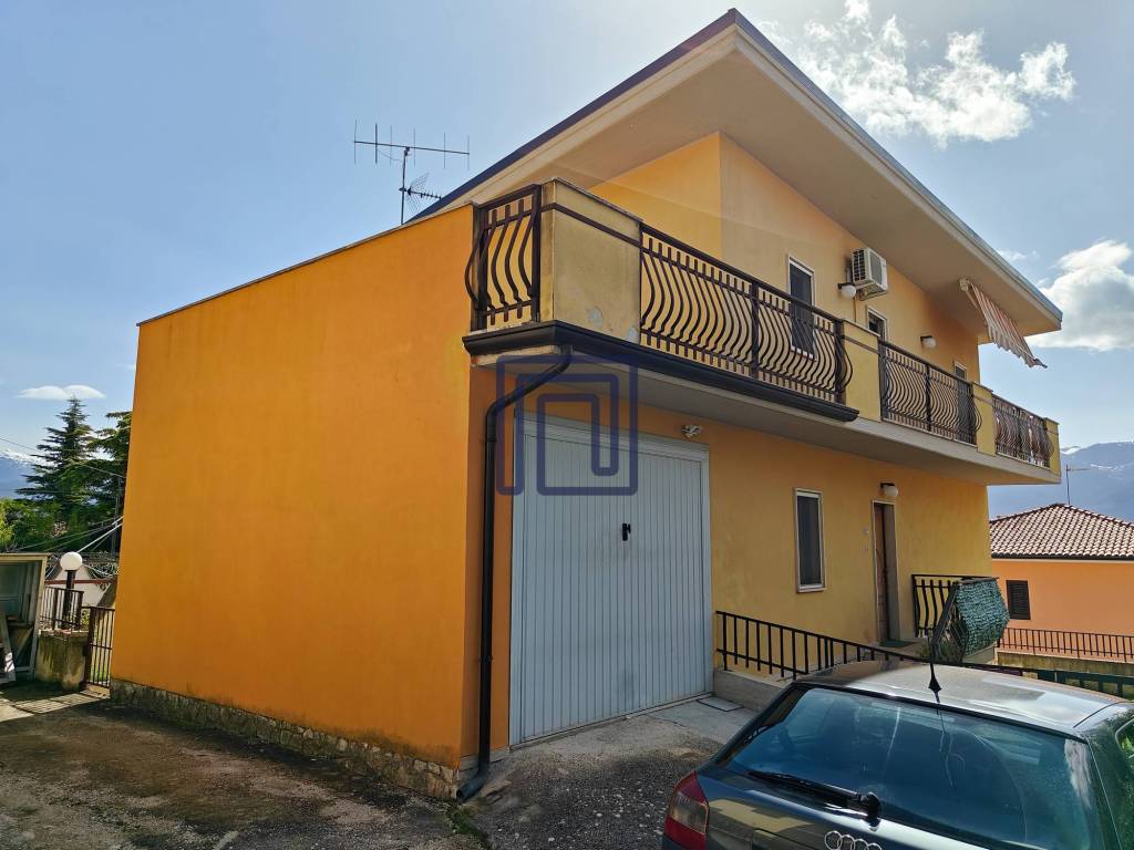 casa indipendente in vendita a Sulmona in zona Badia/Bagnaturo