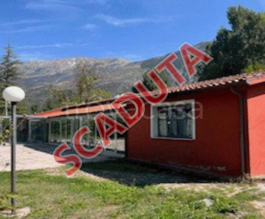 locale commerciale in vendita a Sulmona in zona Badia/Bagnaturo