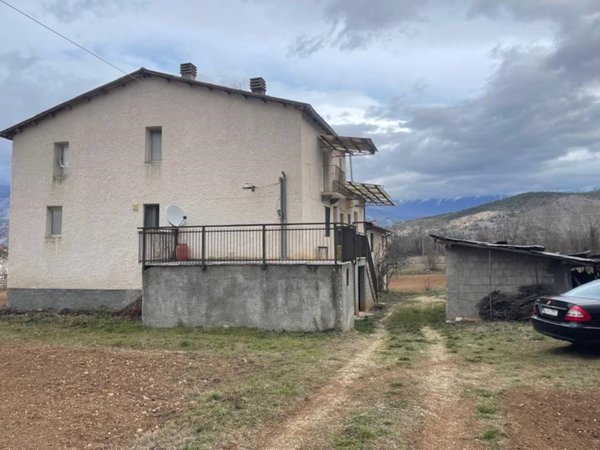 casa indipendente in vendita a Sulmona in zona Albanese