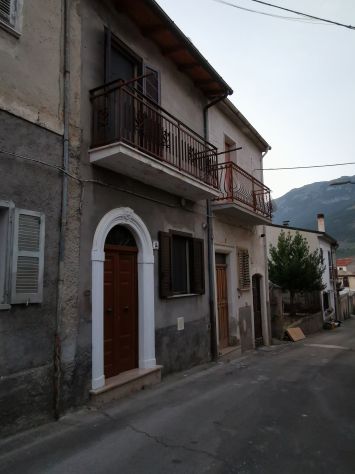 casa indipendente in vendita a Sulmona in zona Badia/Bagnaturo