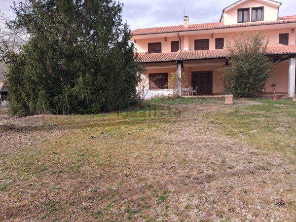 casa indipendente in vendita a Sulmona in zona Arabona