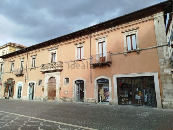 locale commerciale in vendita a Sulmona