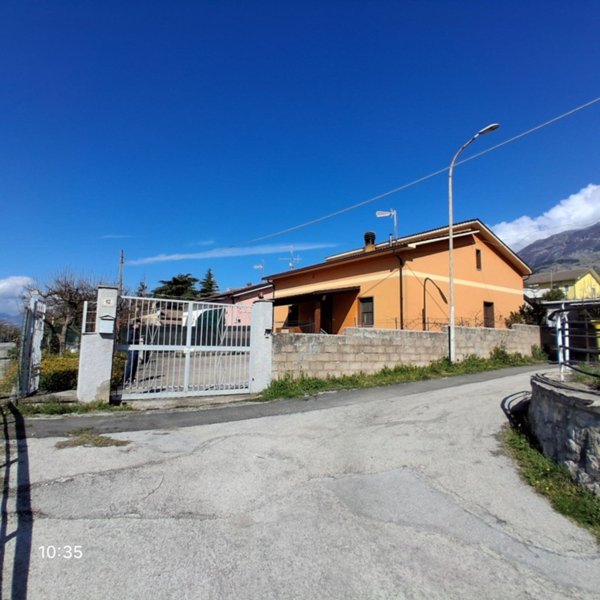 casa indipendente in vendita a Sulmona in zona Badia/Bagnaturo