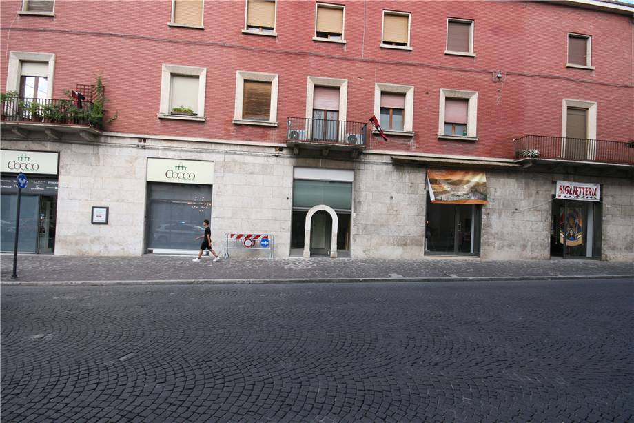 negozio in vendita a Sulmona