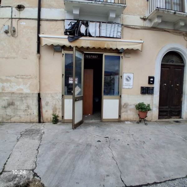 locale commerciale in vendita a Sulmona