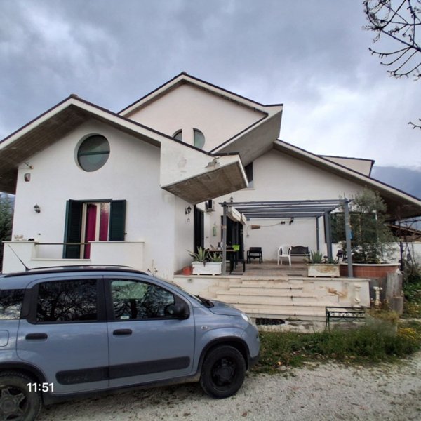 casa indipendente in vendita a Sulmona in zona Badia/Bagnaturo
