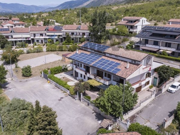 casa indipendente in vendita a Sulmona in zona Badia/Bagnaturo