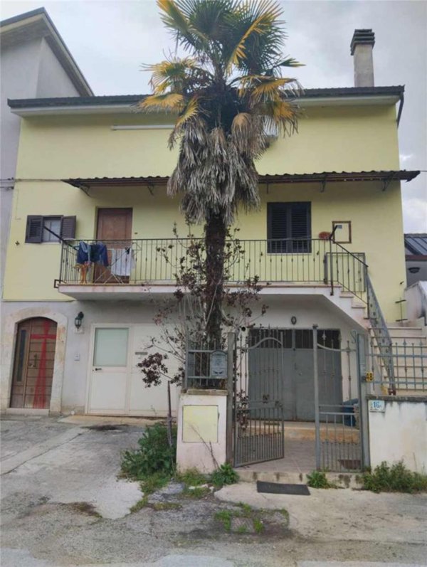 casa indipendente in vendita a Sulmona in zona Zappannotte