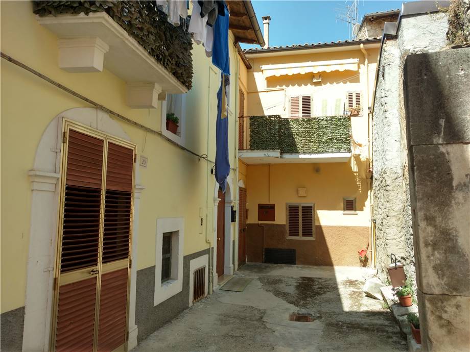 casa indipendente in vendita a Sulmona in zona Arabona