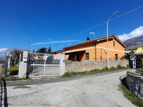 casa indipendente in vendita a Sulmona in zona Albanese