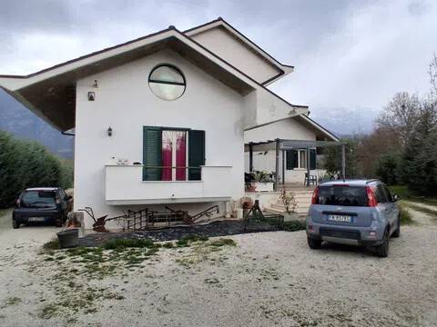 casa indipendente in vendita a Sulmona in zona Albanese