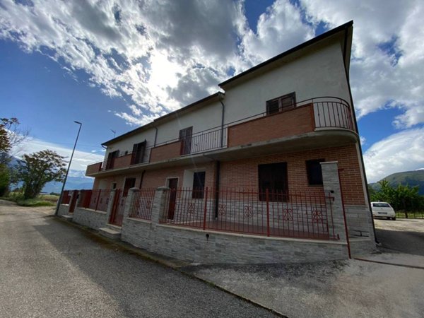 casa indipendente in vendita a Sulmona in zona Banchette