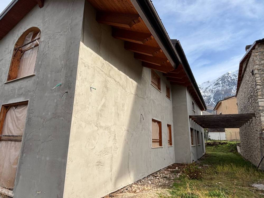 casa indipendente in vendita a Sulmona in zona Marane