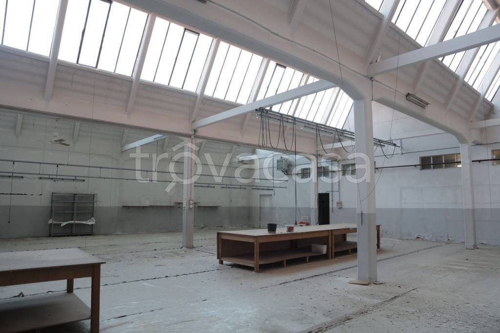 locale commerciale in vendita a Sulmona in zona Arabona