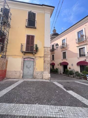 locale commerciale in vendita a Sulmona in zona Arabona