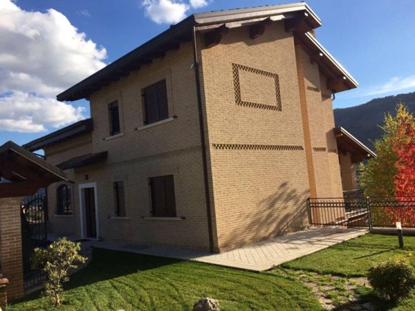 casa indipendente in vendita a Tagliacozzo in zona Oriente