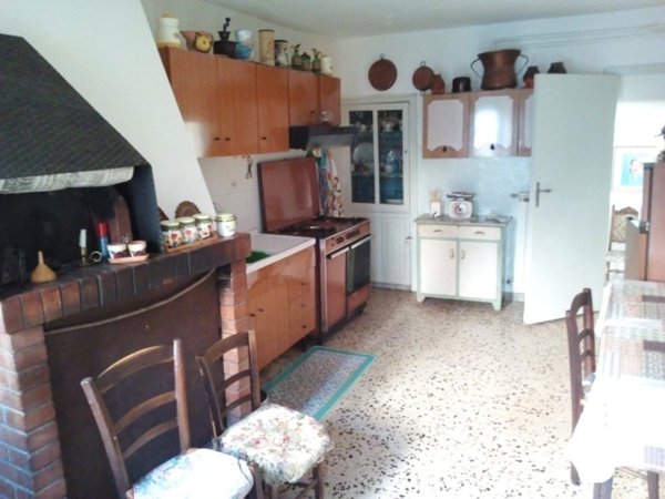 intera palazzina in vendita a Tagliacozzo in zona Poggetello