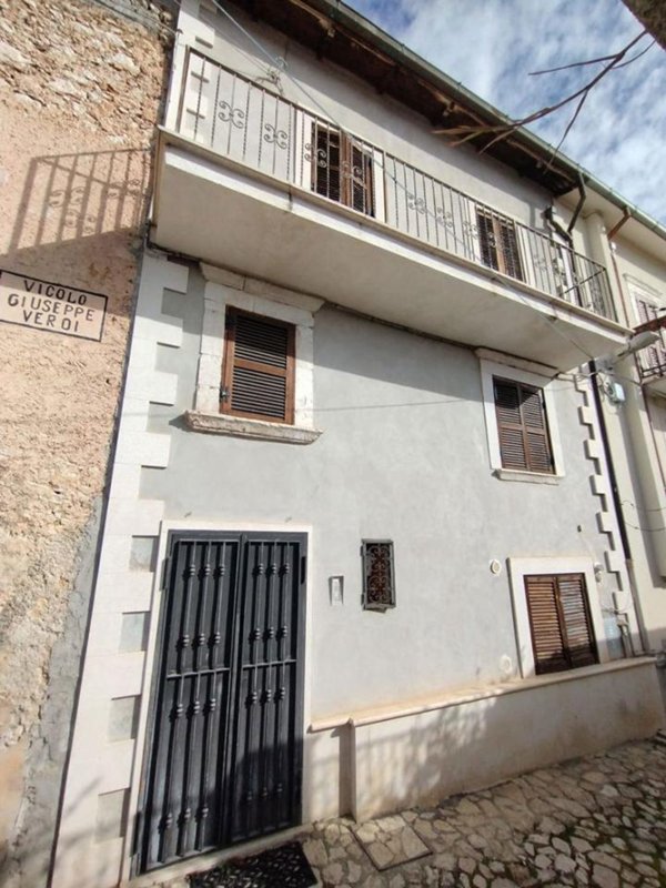 casa indipendente in vendita a Tagliacozzo in zona Sorbo