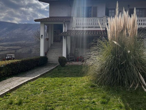 casa indipendente in vendita a Tagliacozzo in zona Oriente