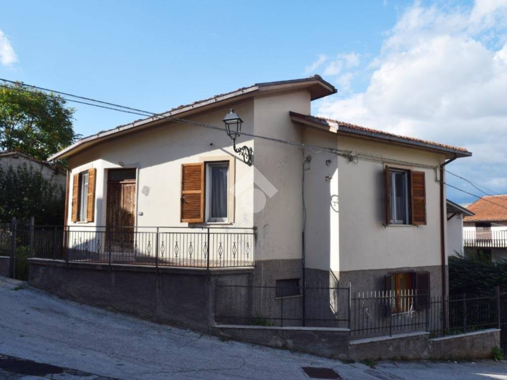 casa indipendente in vendita a Tagliacozzo in zona Villa San Sebastiano