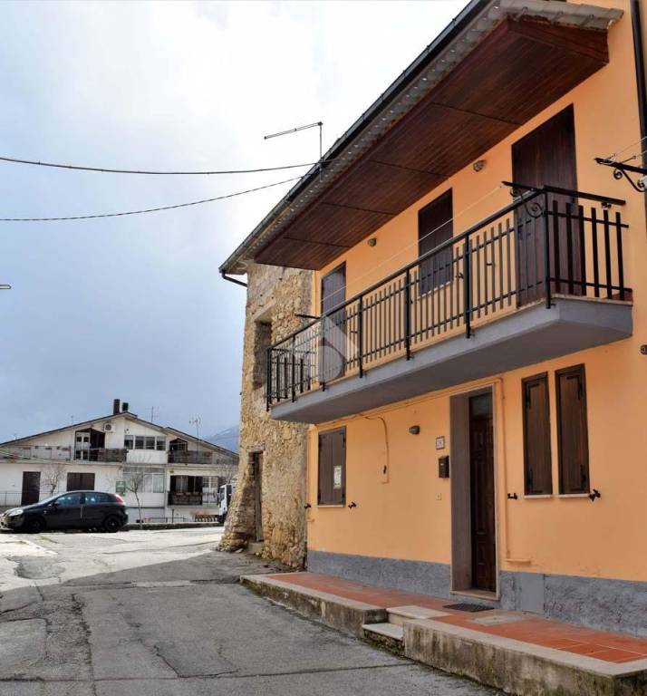casa indipendente in vendita a Tagliacozzo in zona Sfratati