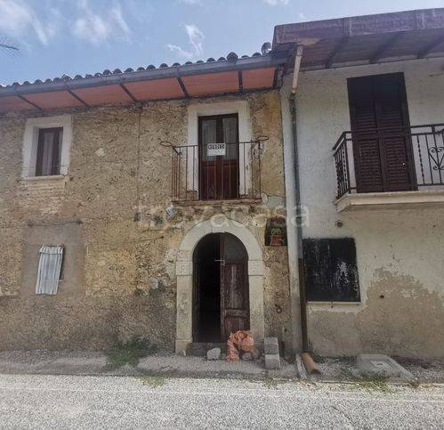 casa indipendente in vendita a Tagliacozzo in zona Oriente