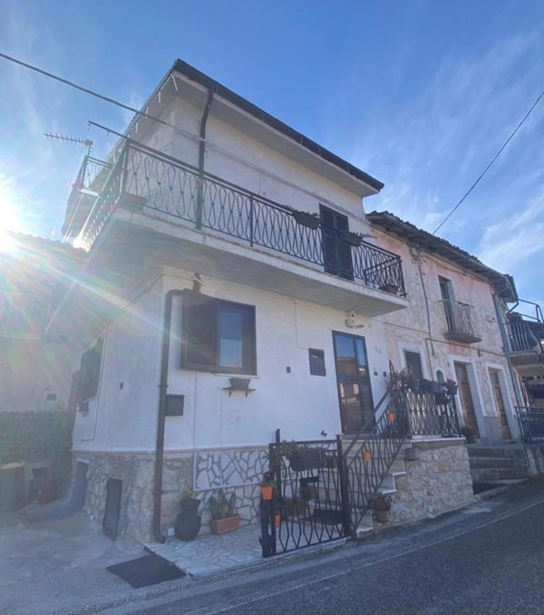 casa indipendente in vendita a Tagliacozzo in zona Oriente