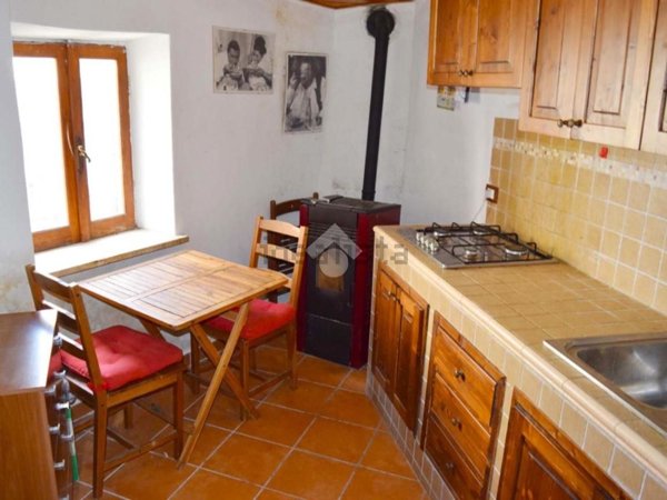 casa indipendente in vendita a Tagliacozzo in zona Oriente