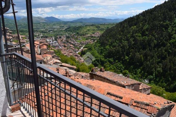 casa indipendente in vendita a Tagliacozzo in zona Oriente