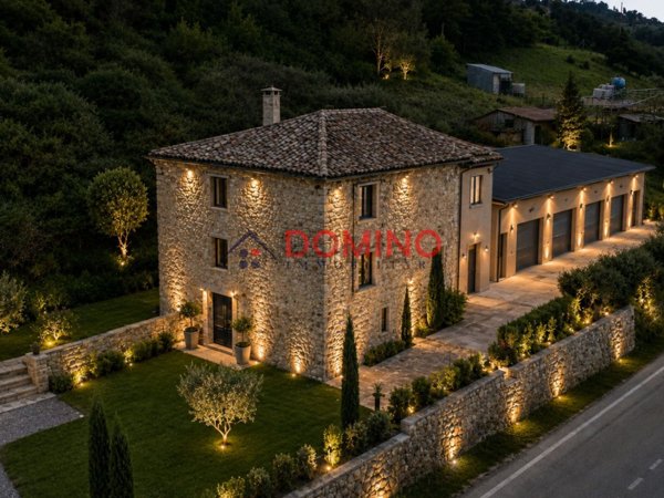 casa indipendente in vendita a Tagliacozzo in zona Oriente